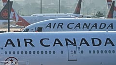 Aviones de Air Canada permanecen en la pista del aeropuerto internacional Pearson de Toronto el 16 de agosto de 2025.