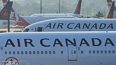 Air Canada uçakları, 16 Ağustos 2025'te Toronto'daki Pearson Uluslararası Havalimanı'nın pistinde bekliyor.