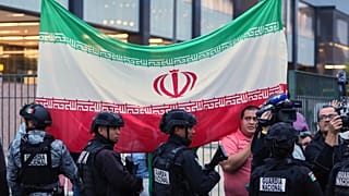 مشجعو المنتخب الإيراني يلوحون بأيديهم لدى وصول اللاعبين إلى بطولة كأس العالم لكرة القدم في تيخوانا بالمكسيك، الأحد 7 يونيو 2026. (AP Photo/جريجوري بول)