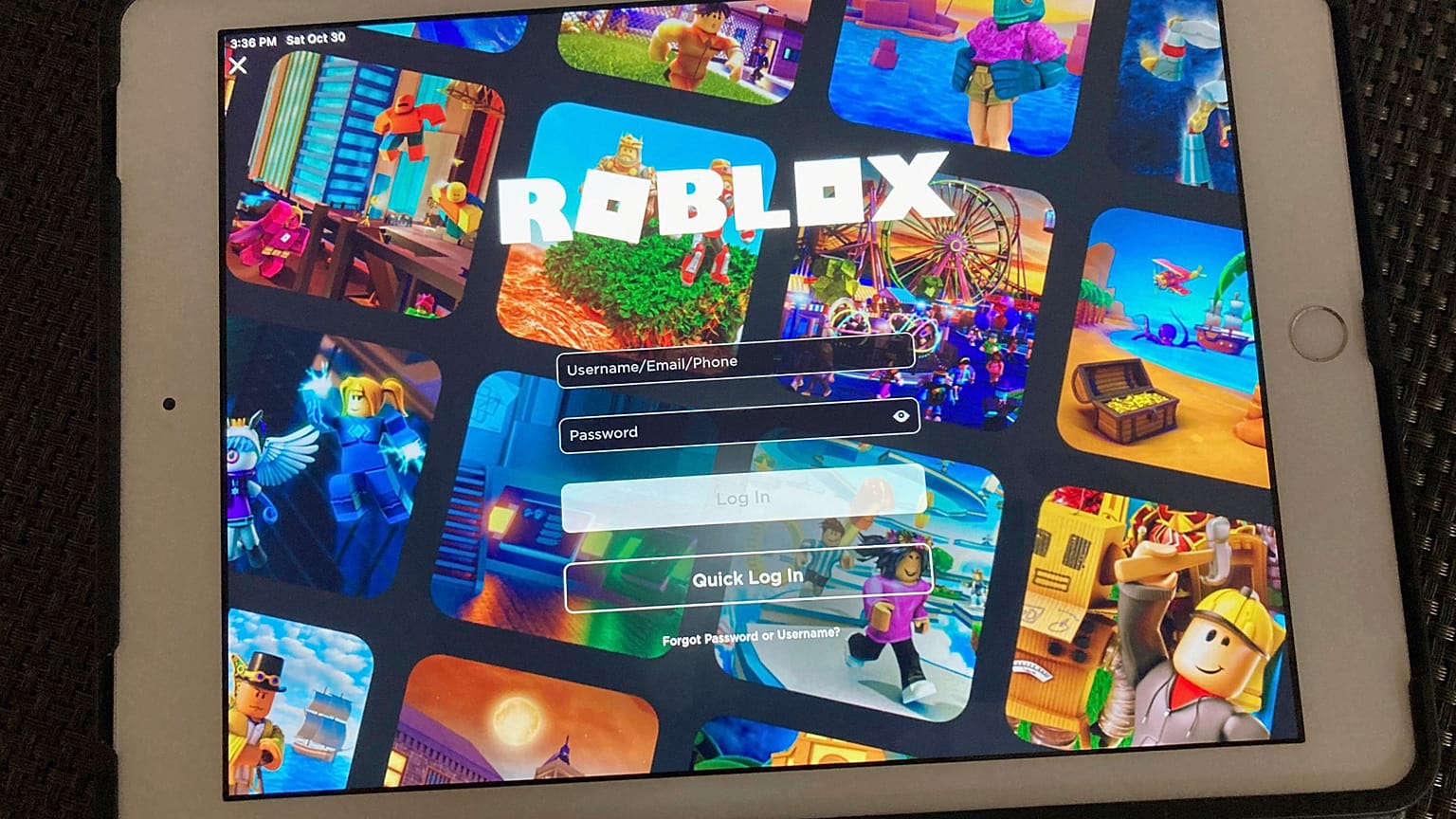 Платформа Roblox отображается на планшете, 30 октября 2021 года, Нью‑Йорк.