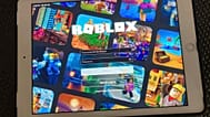 Платформа Roblox отображается на планшете, 30 октября 2021 года, Нью‑Йорк.