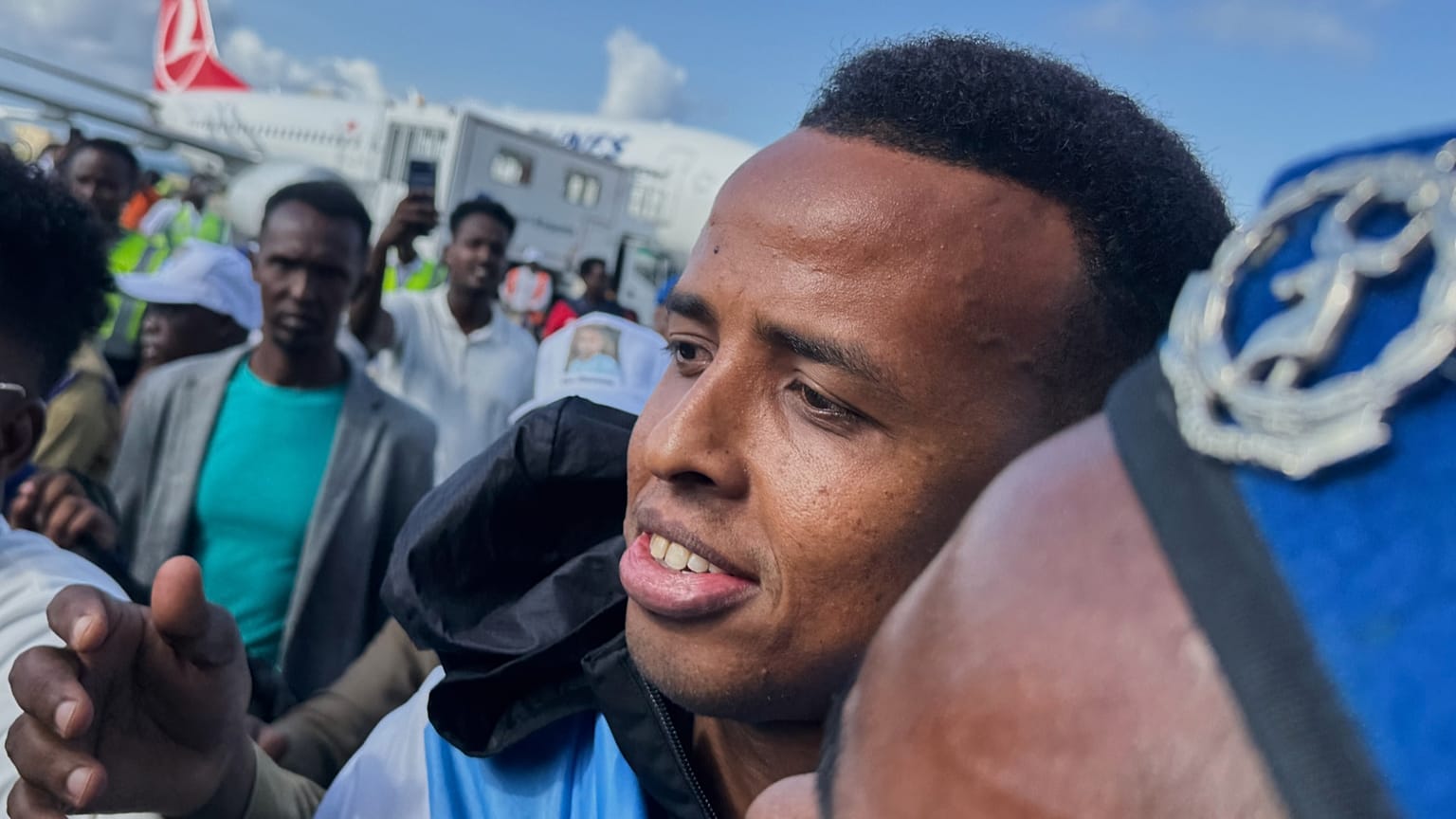 Zwolennicy witają Omara Artana po jego przybyciu do Mogadiszu, 10 czerwca 2026 r.