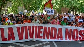 Varias personas participan en una protesta en Madrid, España, el domingo 24 de mayo de 2026, contra el aumento de los precios de la vivienda.