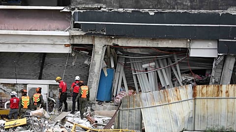 Los equipos de rescate realizan labores de búsqueda en un edificio dañado tras el terremoto en General Santos
