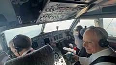  Papst Leo XIV. im Cockpit mit den Piloten während seines Fluges von Madrid nach Barcelona