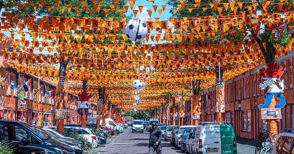 Pays-Bas : Marktweg à La Haye se pare d'orange pour la fièvre du Mondial