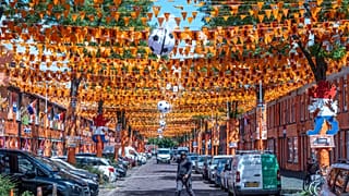 Pays-Bas : Marktweg à La Haye se pare d'orange pour la fièvre du Mondial