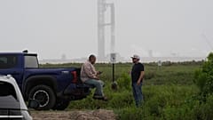 Trabajadores esperan a que reabra una carretera mientras el megacohete Starship de SpaceX se somete a pruebas en Starbase, Texas, el 20 de mayo de 2026