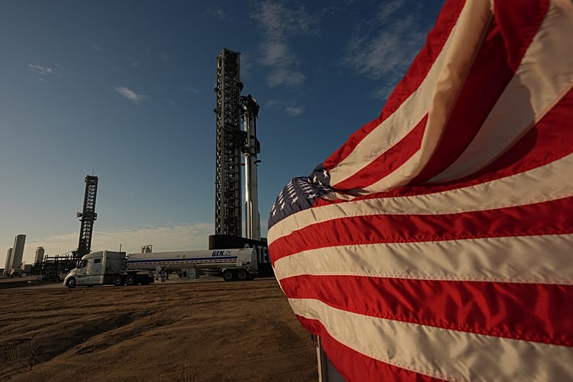 Azot yüklü kamyonlar, SpaceX'in mega roketi Starship'i 22 Mayıs 2026'da Teksas'taki Starbase'ten yapılacak bir test uçuşuna hazırlamak için sıraya giriyor