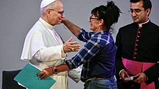 El Papa León XIV abraza a una interna en la cárcel de Brians 1