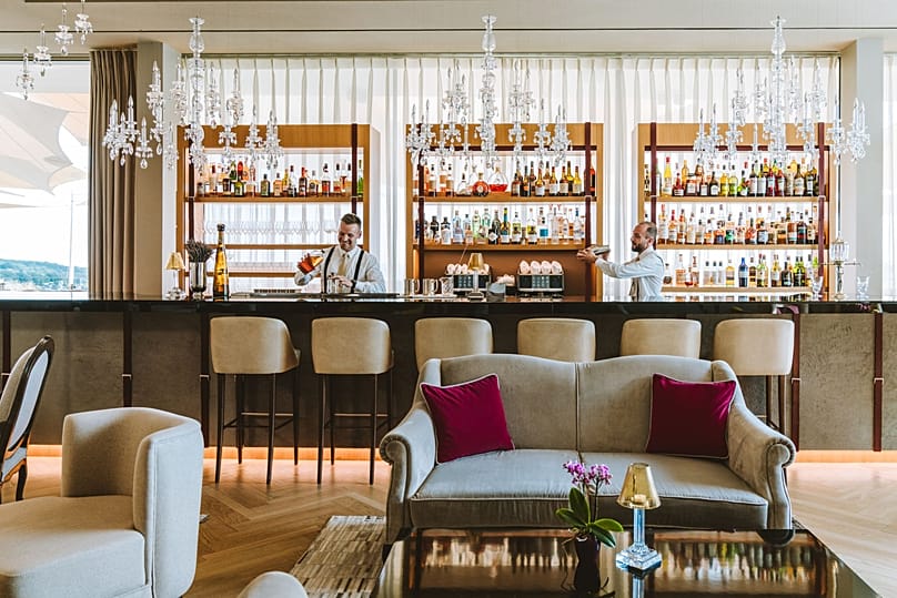 Бар Abysse в Royal Champagne Hotel & Spa в Шампийоне знаменит коктейлями на основе игристого
