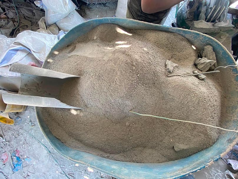 مادة الاسمنت المتحجرة بعد تحويلها إلى مسحوق