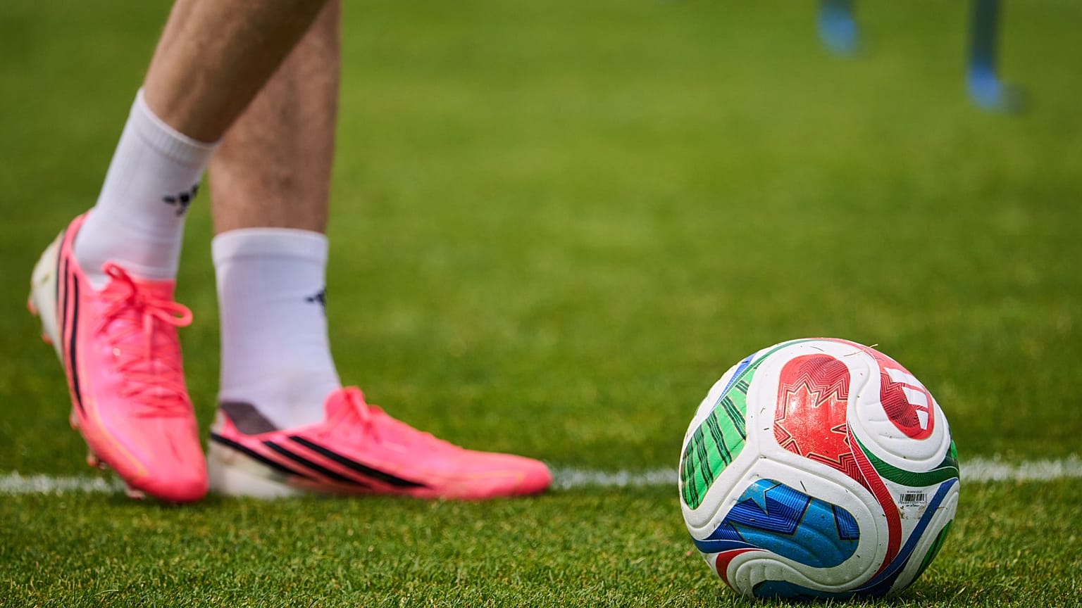 Kanadyjska flaga widnieje na piłce FIFA podczas treningu przed mistrzostwami świata w piłce nożnej w Toronto, we wtorek, 9 czerwca 2026 roku.