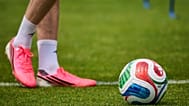 Kanadyjska flaga widnieje na piłce FIFA podczas treningu przed mistrzostwami świata w piłce nożnej w Toronto, we wtorek, 9 czerwca 2026 roku.