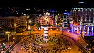 Skopje, in Macedonia del Nord, è nota per le sue numerose statue.