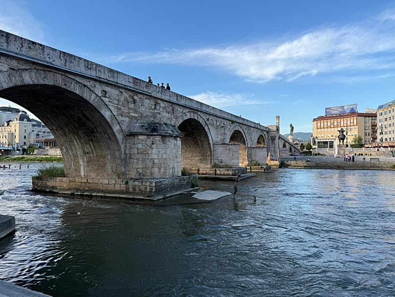 A Ponte de Pedra remonta ao Império Otomano, mas aqui também se veem estátuas do Skopje 2014