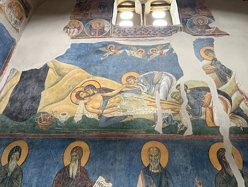A igreja de São Panteleimon é conhecida pelos frescos, invulgares por mostrarem claramente as emoções nos rostos das figuras representadas