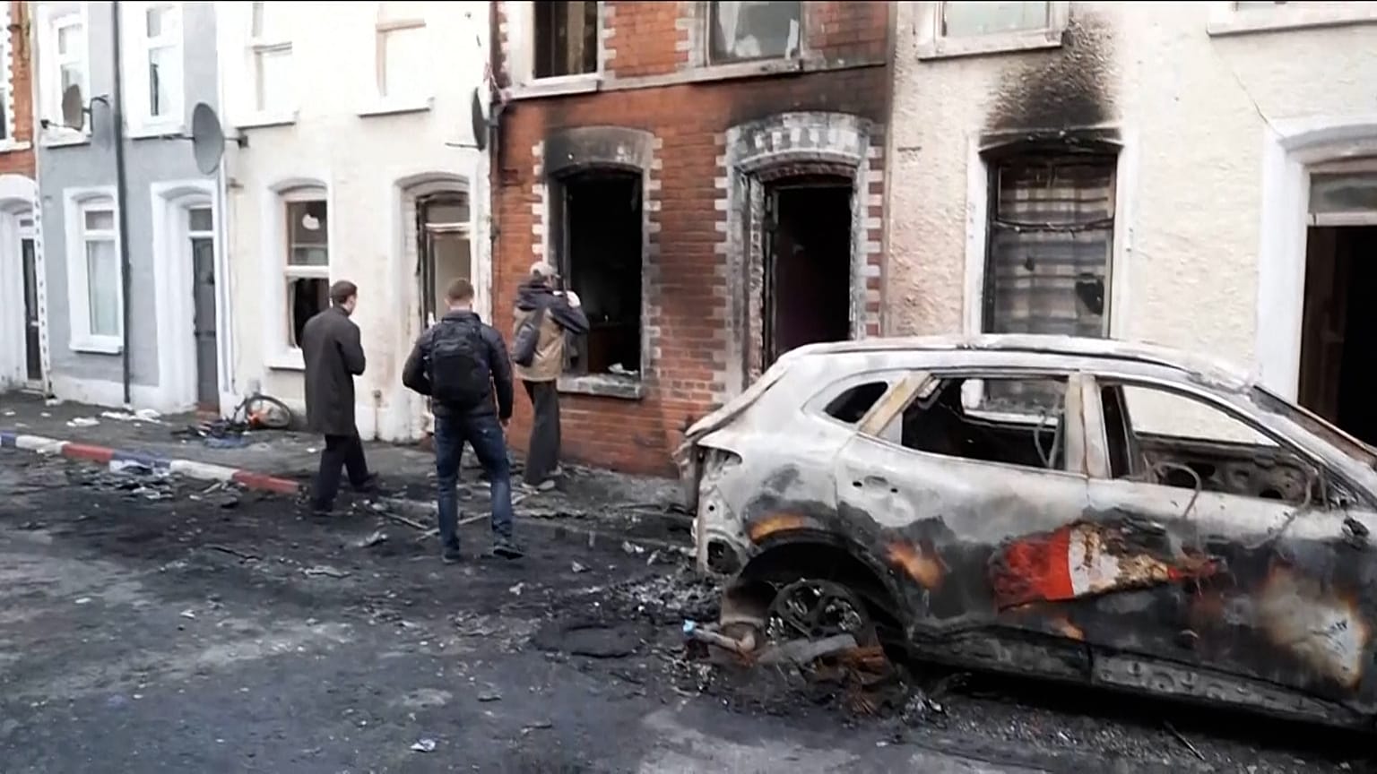 Case danneggiate a Belfast dopo una notte di proteste contro l'immigrazione