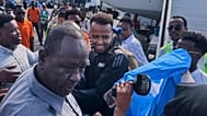 Omar Artan fogadtatása a mogadishui repülőtéren