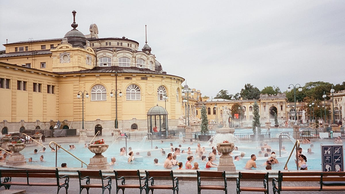 Des bains célèbres de Budapest à Alton Towers : le