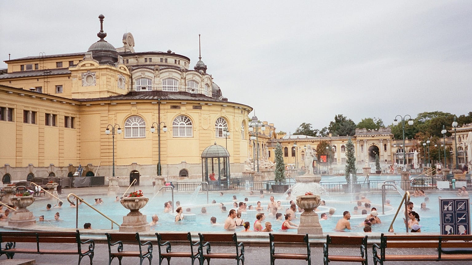 Les bains Széchenyi à Budapest comptent parmi les attractions touristiques les plus décevantes au monde