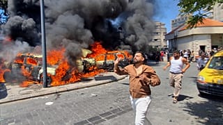 آتش گرفتن چند خودرو بر اثذ حملات اسرائیل به شهر صیدا در لبنان به تاریخ دهم ژوئن ۲۰۲۶