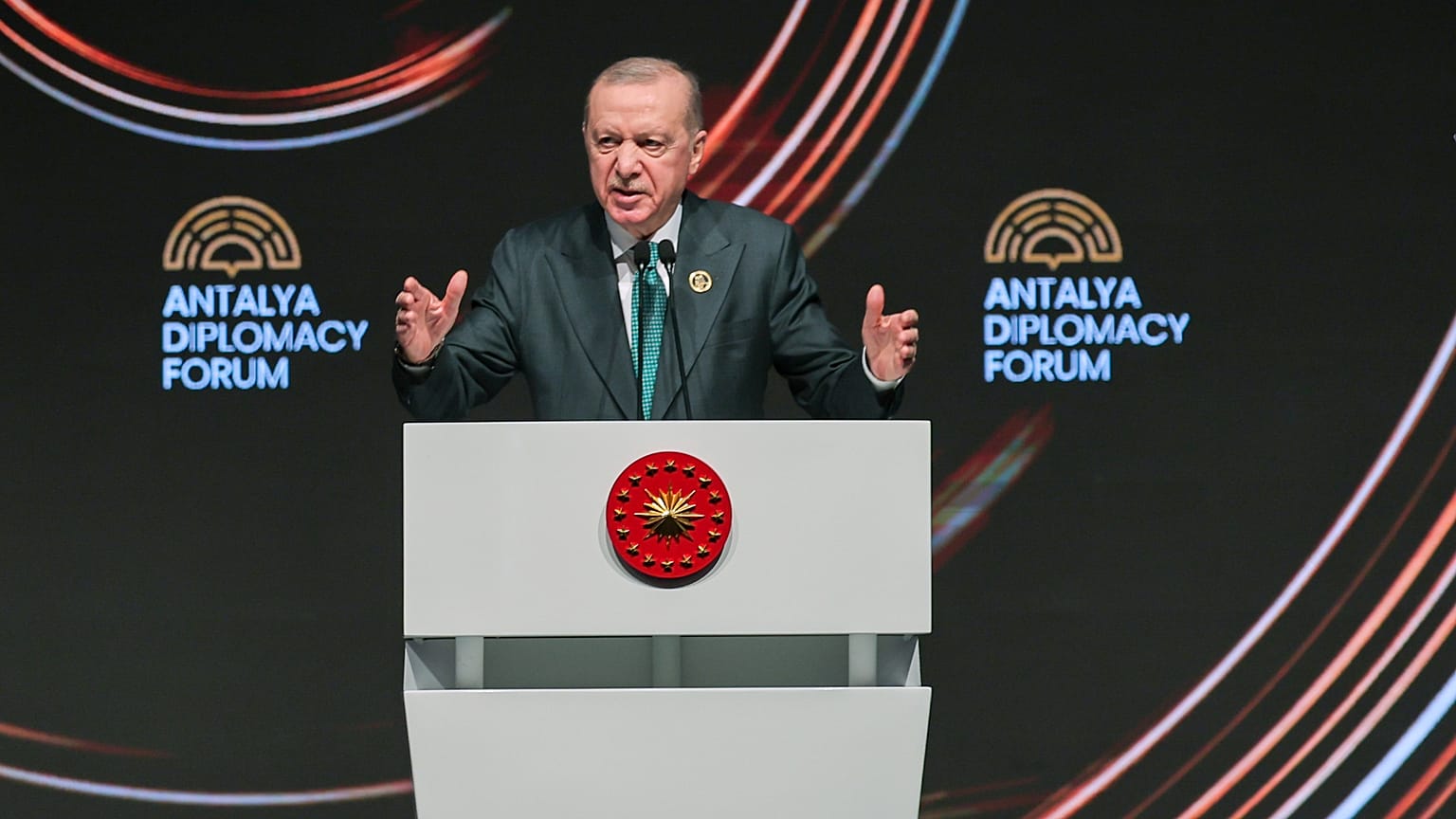 الرئيس التركي رجب طيب أردوغان يلقي كلمة خلال الحفل المفتوح خلال منتدى أنطاليا الدبلوماسي، في أنطاليا، جنوب تركيا، الجمعة 17 أبريل 2026. (AP Photo/ريزا أوزيل)
