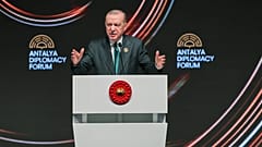 الرئيس التركي رجب طيب أردوغان يلقي كلمة خلال الحفل المفتوح خلال منتدى أنطاليا الدبلوماسي، في أنطاليا، جنوب تركيا، الجمعة 17 أبريل 2026. (AP Photo/ريزا أوزيل)