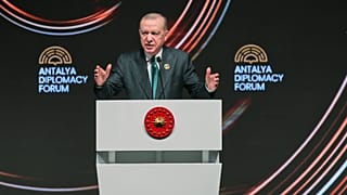الرئيس التركي رجب طيب أردوغان يلقي كلمة خلال الحفل المفتوح خلال منتدى أنطاليا الدبلوماسي، في أنطاليا، جنوب تركيا، الجمعة 17 أبريل 2026. (AP Photo/ريزا أوزيل)