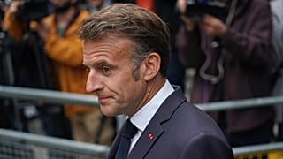 Le Président Emmanuel Macron se dit "choqué" et dénonce "un dysfonctionnement".