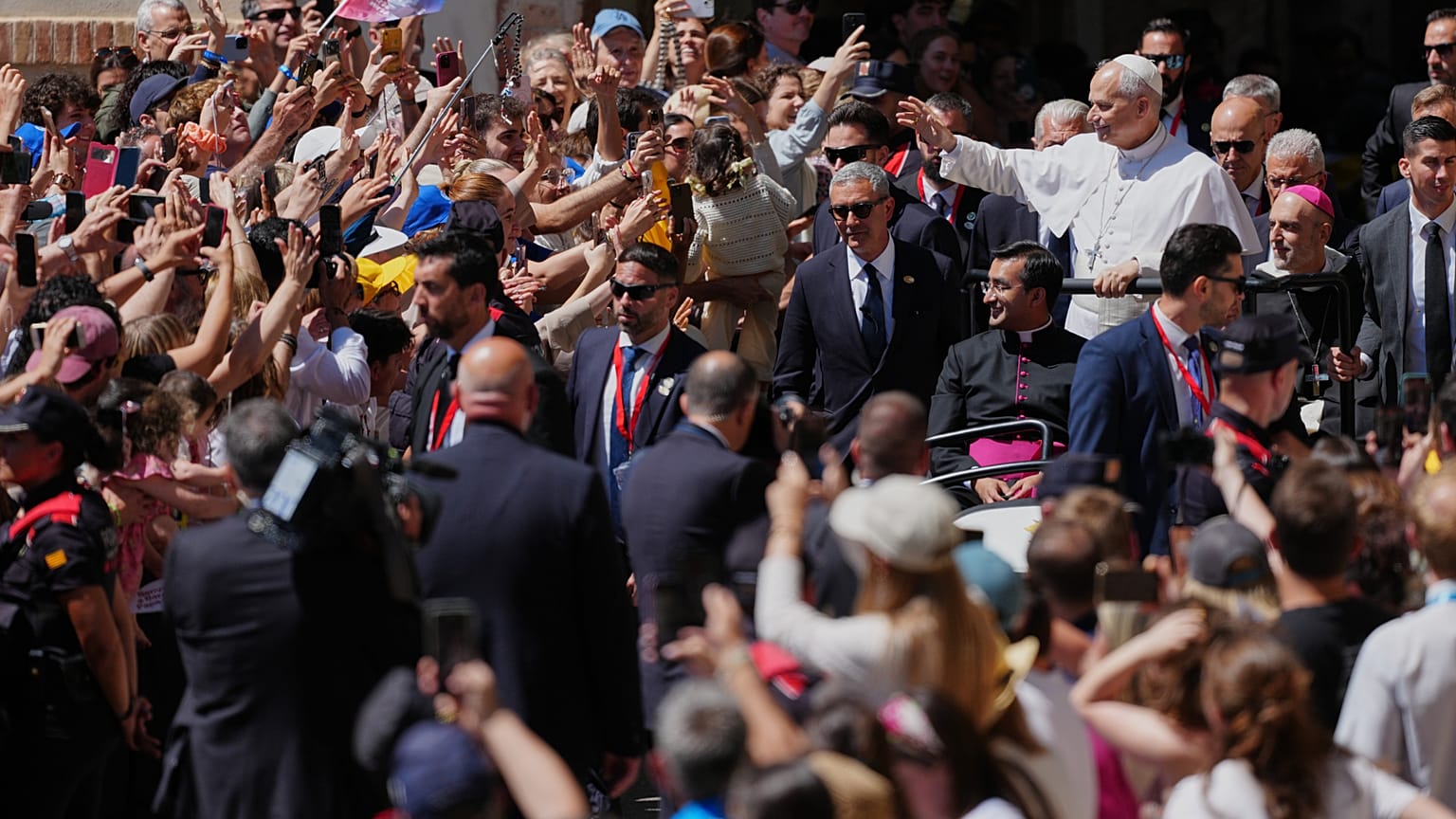 El Papa saluda a los fieles en Barcelona.