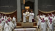 El Papa León XIV, en el centro, celebra una misa en la Basílica de la Sagrada Familia en Barcelona, ​​España, el 10 de junio de 2026.