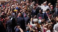 El Papa saluda a los fieles en Barcelona.