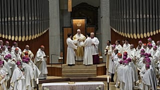 El Papa León XIV, en el centro, celebra una misa en la Basílica de la Sagrada Familia en Barcelona, ​​España, el 10 de junio de 2026.