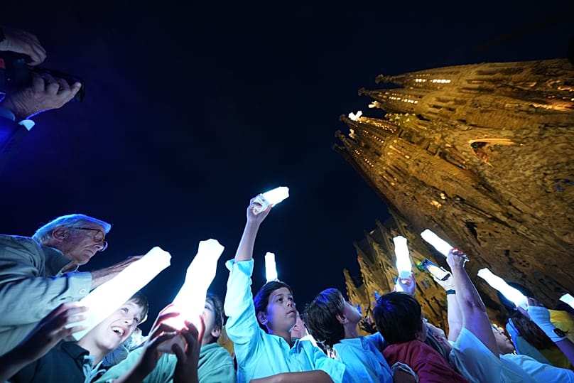 Fieles asisten a la ceremonia de inauguración de la Torre de Jesucristo en la Basílica de la Sagrada Familia en Barcelona, ​​España, el 10 de junio de 2026.