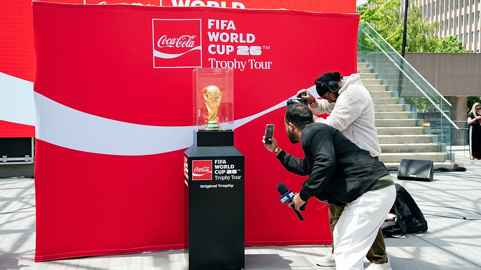 Persone filmano la Coppa del Mondo FIFA esposta durante l’evento Trophy Tour a Nathan Phillips Square, a Toronto, lunedì 25 maggio 2026.