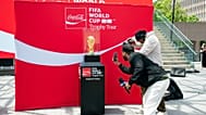 La gente graba la Copa del Mundo de la FIFA, expuesta durante el evento Trophy Tour en Nathan Phillips Square, en Toronto, el lunes 25 de mayo de 2026.