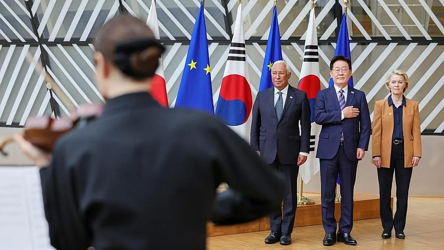 European Council President António Costa (left), South Korean President Lee Jae-myung and EU Commission President Ursula von der Leyen in Brussels.
