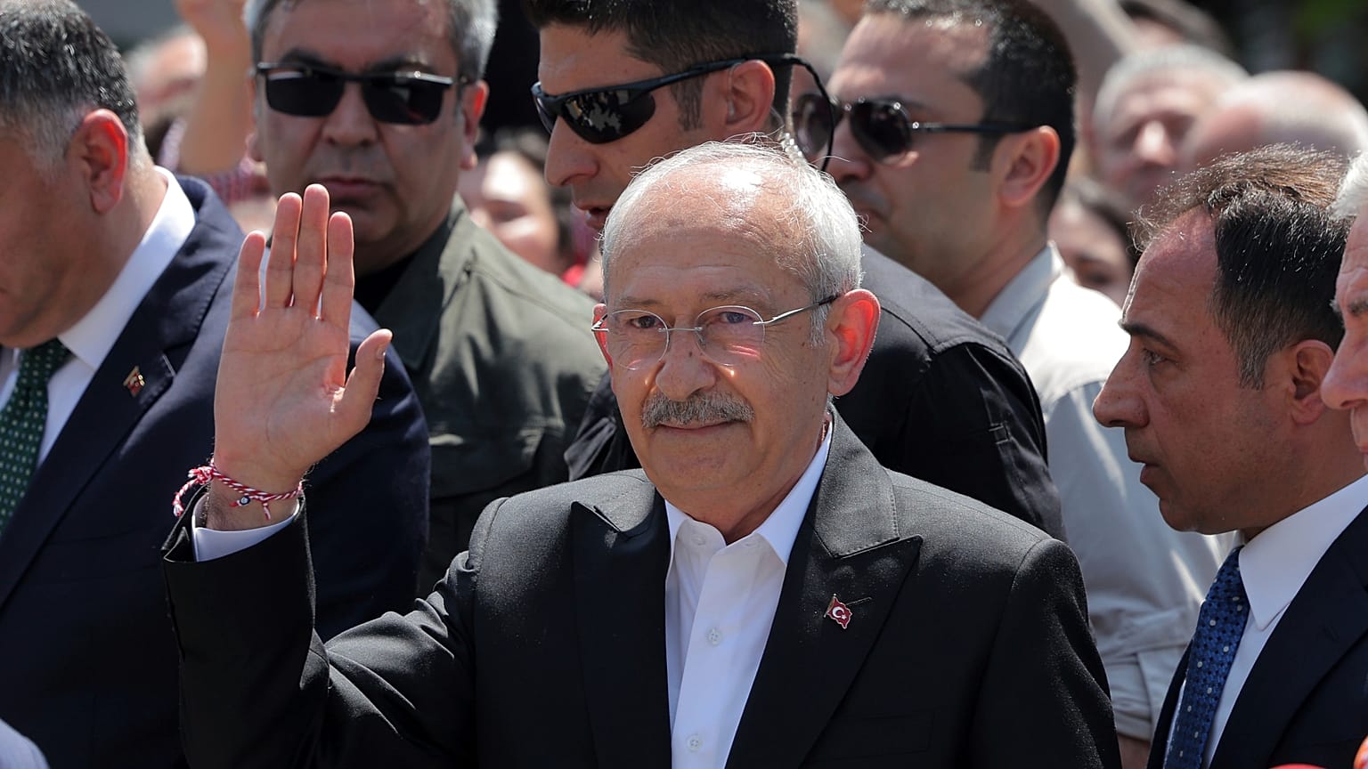 Kemal Kılıçdaroğlu, Ankara'daki bir seçim merkezinde oyunu kullandı, 14 Mayıs 2023.