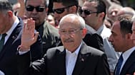 Kemal Kılıçdaroğlu, Ankara'daki bir seçim merkezinde oyunu kullandı, 14 Mayıs 2023.