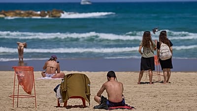 99 Menschen genießen einen Strandtag an der Mittelmeerküste von Tel Aviv in Israel am 15. Juni 2026.
