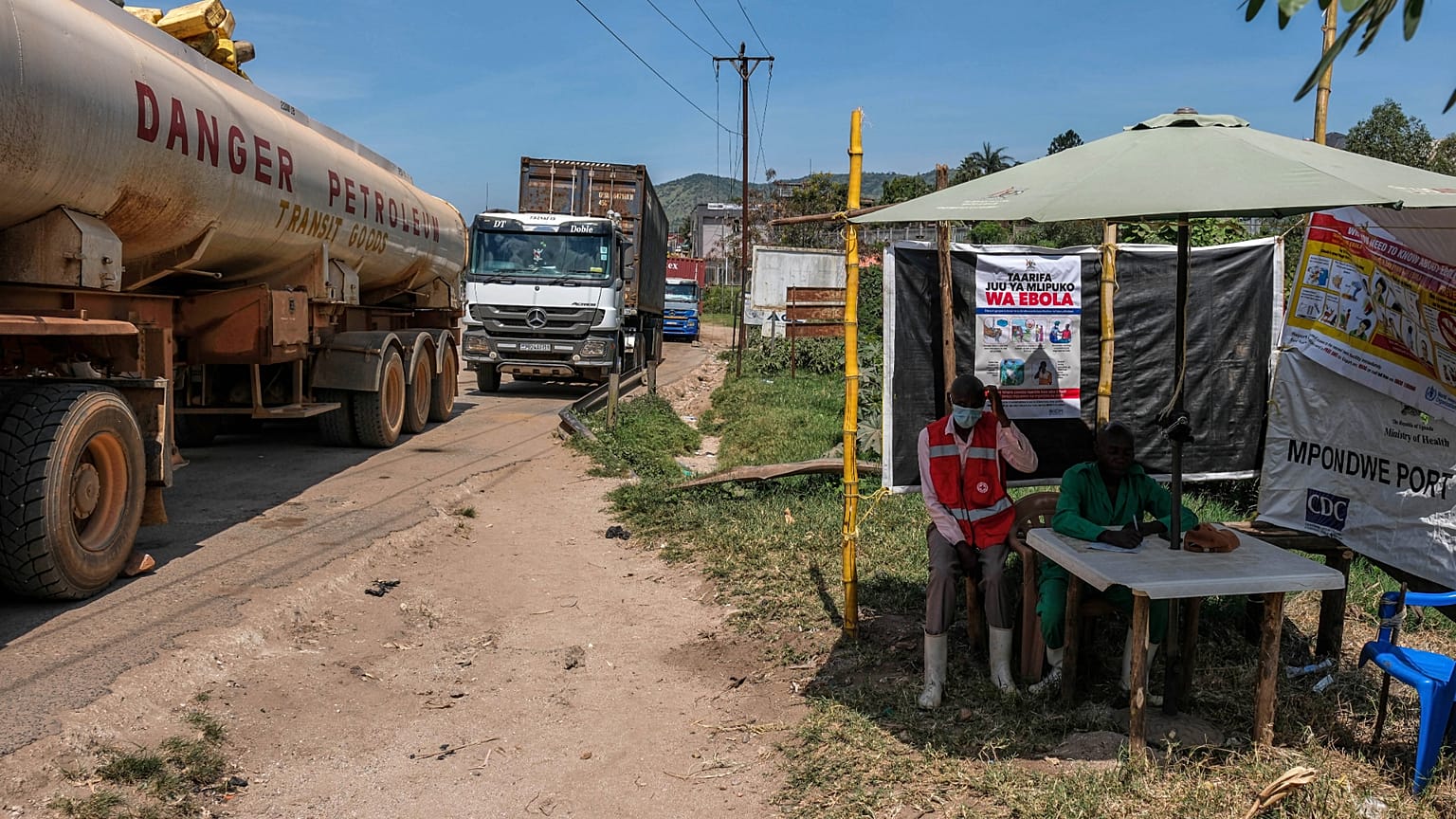 Des agents de santé dans un poste de dépistage sanitaire au poste-frontière entre l’Ouganda et la République démocratique du Congo.