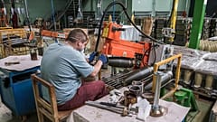 Ein Arbeiter im Werk VMZ Sopot bereitet in der mechanischen Werkstatt die geschmiedeten Stahlkörper von Artilleriegranaten vor, 17. Oktober 2025
