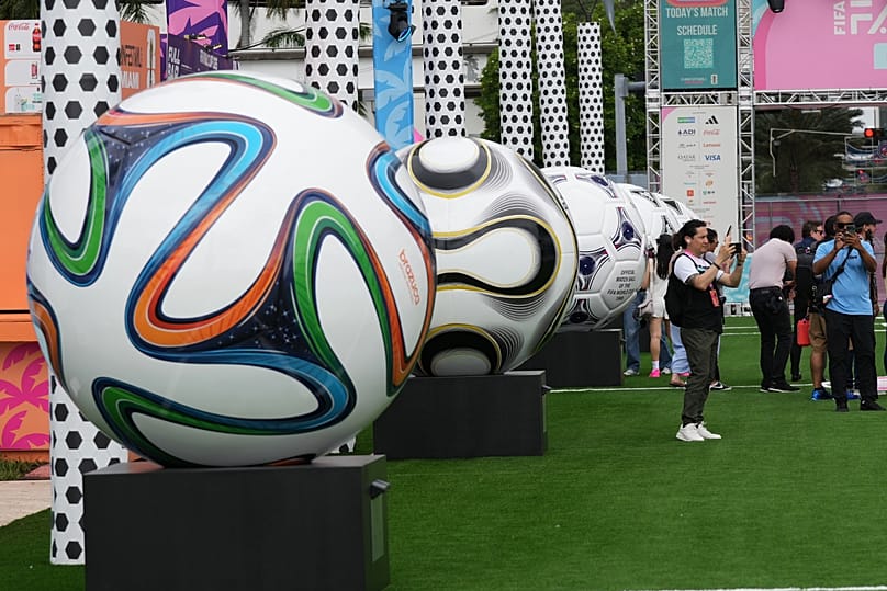 Nagy méretű futball-labda replikák (az előző vb-k labdáinak másolatai) a vb szurkolói fesztiváljának sajtótájékoztatóján, Miamiban 2026. június 10-én 