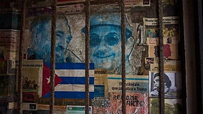 Eski Devlet Başkanı Raúl Castro ile Fidel Castro'nun fotoğrafları, 3 Haziran 2026'da Havana'da bir ön kapıyı süslüyor.