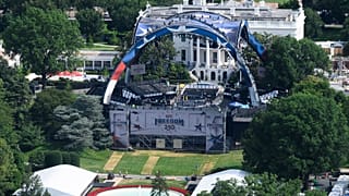 Pracownicy kontynuują przygotowania areny pod galę UFC na Południowym Trawniku Białego Domu w Waszyngtonie, 9 czerwca 2026 r.