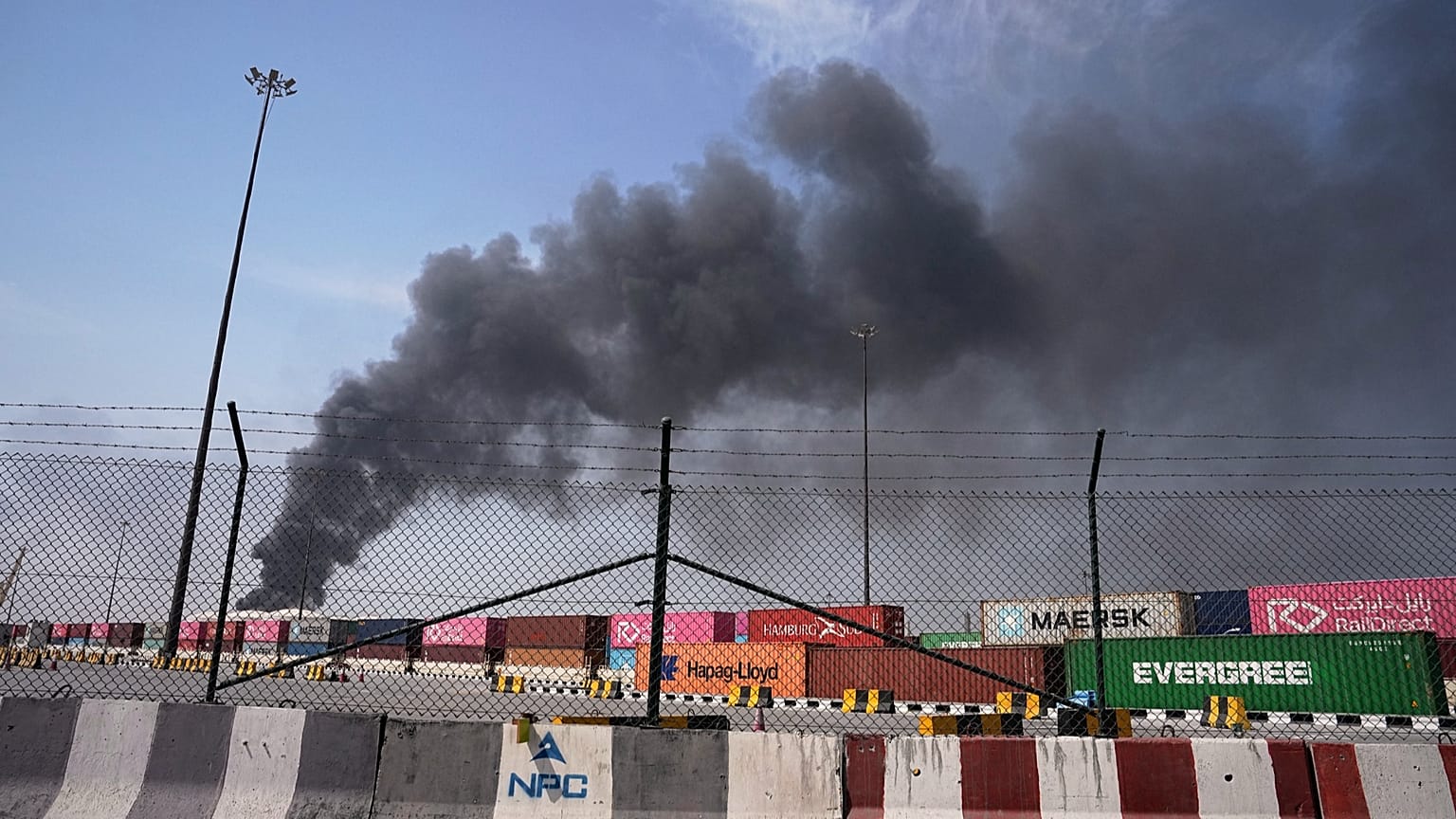 ARCHIVO - Se eleva una columna de humo tras un ataque con drones iraníes en la zona portuaria de Dubái, Emiratos Árabes Unidos, el 1 de marzo de 2026.