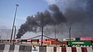 ARCHIVO - Se eleva una columna de humo tras un ataque con drones iraníes en la zona portuaria de Dubái, Emiratos Árabes Unidos, el 1 de marzo de 2026.