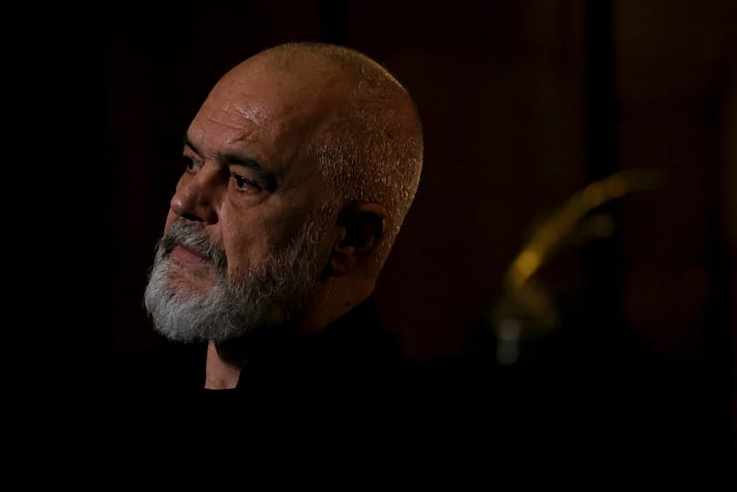 Ο Αλβανός πρωθυπουργός Έντι Ράμα μιλά στη διάρκεια συνέντευξης στα Τίρανα, 9 Ιουνίου 2026
