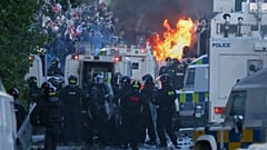 La Policía intenta dispersar a manifestantes cerca de Newtownabbey, en Belfast (Irlanda del Norte), miércoles diez de junio de 2026, tras un apuñalamiento la noche del lunes.